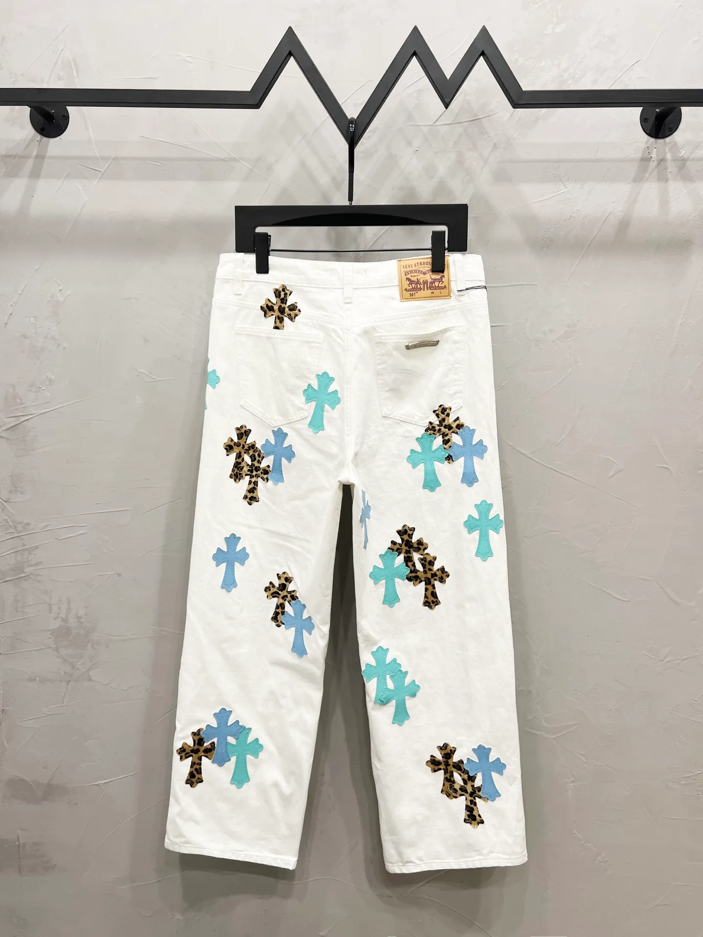 P240 Style number: [M915] Chrome hearts & Chrome hearts 25ss blue leopard print cross patch leather jeans Chrome hearts’ logging pants are here! ! ! CH Croix Heart Double Knee Cross Patch Leather Bo1 Style Logging Pants Straight-leg Work Pants B136 Croix Heart Cross Sanskrit Overalls Price 24W Level, patchwork cross pattern embellishment, high-waisted washed jeans! ! Absolutely high-end luxury products, 1.9W level god-level single products, super popular products, made by top heavy industry, not to be missed. About Zangyin, this is an extremely luxurious fashion brand, which can also be called the nobles of the high street. It has always been an exclusive brand of some hipsters or rich second generation. Compared with ordinary high streets, it is more luxurious and noble. Compared with luxury brands, it has a more fashionable personality and has always been a brand that I have a special liking for. Imported yarn is custom-woven into high-density twill canvas, which ensures a crisp silhouette while also making the fabric feel very delicate. It follows the B01 classic silhouette, with a crisp and stylish upper body. The ready-made garments are stone-ground and fermented and washed, so they can be matched with any style. Buttons and zinc-brushed washable genuine YKK retro metal products. Double-layered canvas on the front. Perfect details. All hardware is perfect. Size: 30-32-34-36 Color: white pants, blue leather, leopard print